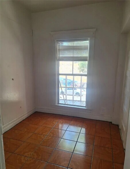 More Photos Of 1943 Estrella Ave, Los Angeles Multifamily For Sale