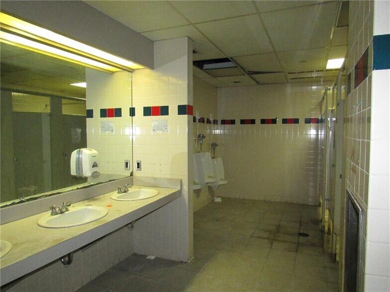 More Photos Of 7025 Clairton Rd, West Mifflin Flex For Lease