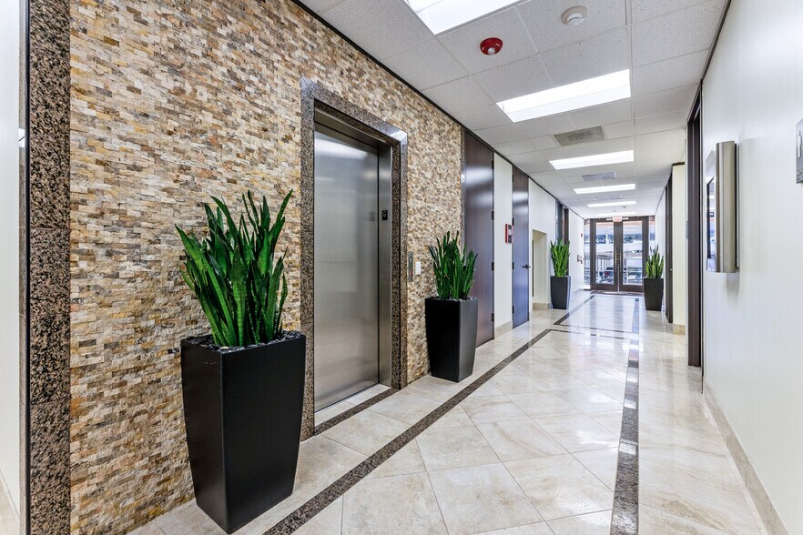 More Photos Of 9235 Katy Fwy, Houston Office For Lease