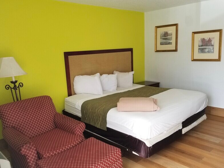 More Photos Of 1311 E King Ave, Kingsland Hotel For Sale