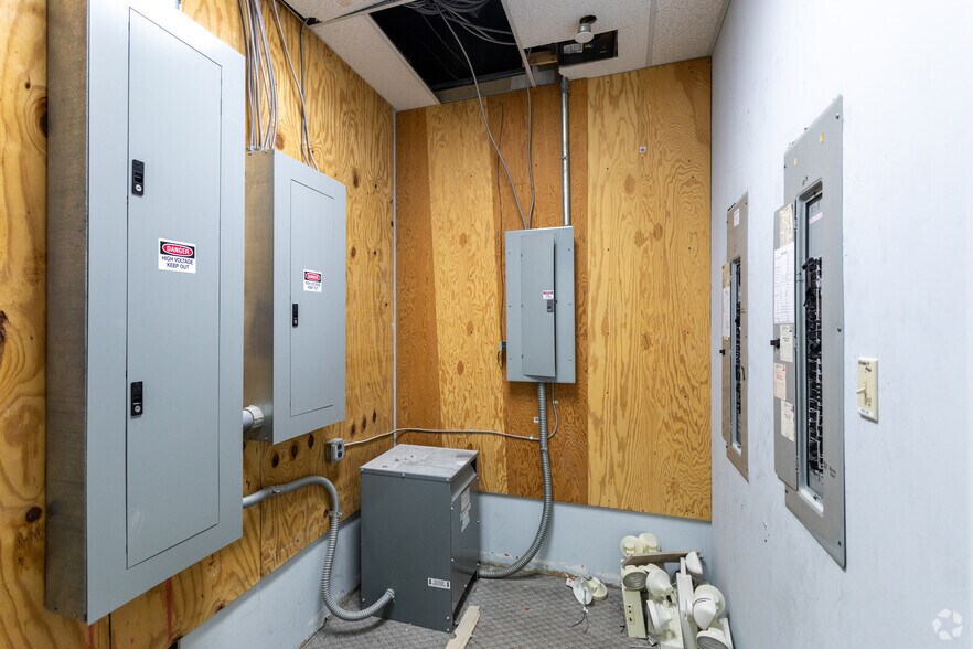 More Photos Of 6 Terri Ln, Burlington Light Distribution For Lease