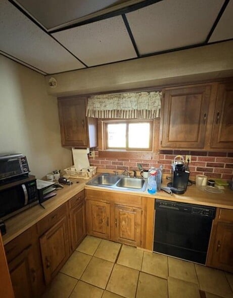 More Photos Of 8-10 S High St, Victor Freestanding For Sale