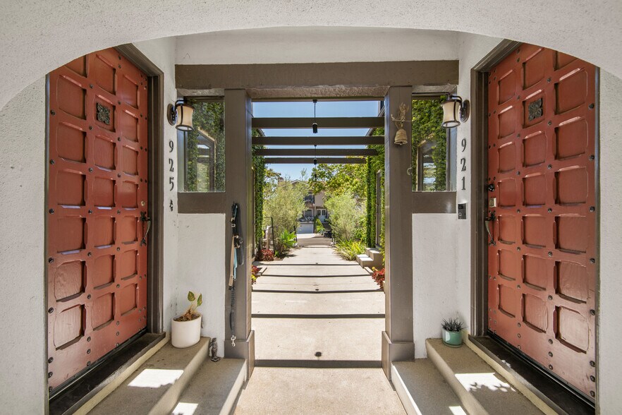 More Photos Of 921-925 16th St, Santa Monica Apartments For Sale