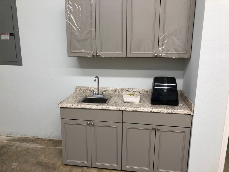 More Photos Of 2109 Roberts Rd, Medford Flex For Lease