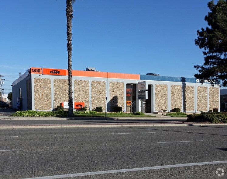 More Photos Of 1317-1319 W Katella Ave, Orange Warehouse For Lease