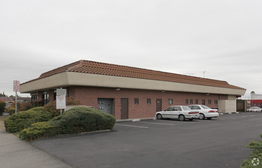 More Photos Of 2147-2159 N Texas St, Fairfield Restaurant For Lease
