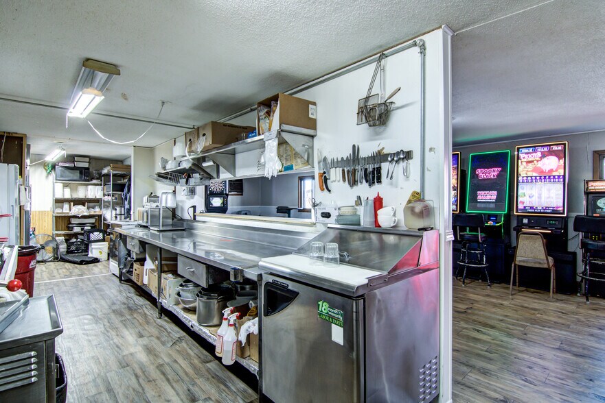 More Photos Of 115 Diamond St N, Ridgeland General Retail For Sale