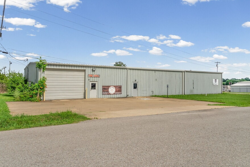 More Photos Of 1761 Jardco Dr, Clarksville Warehouse For Lease