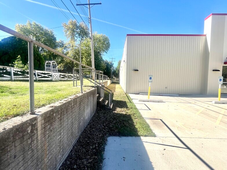 More Photos Of 320 S Adams St, Manito Freestanding For Lease