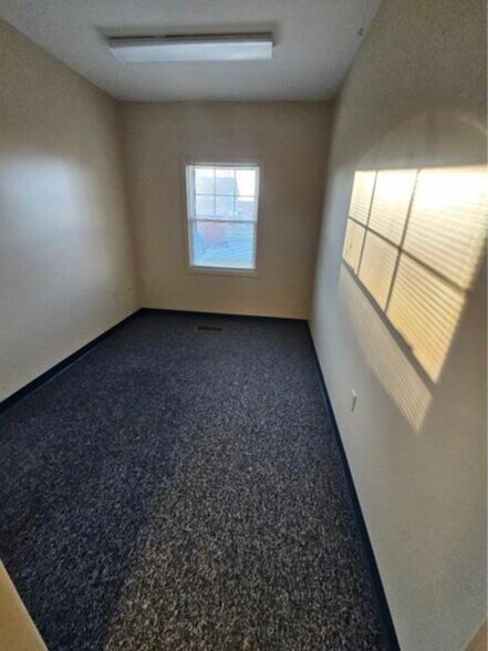 More Photos Of 412 High St, Ellsworth Office For Lease