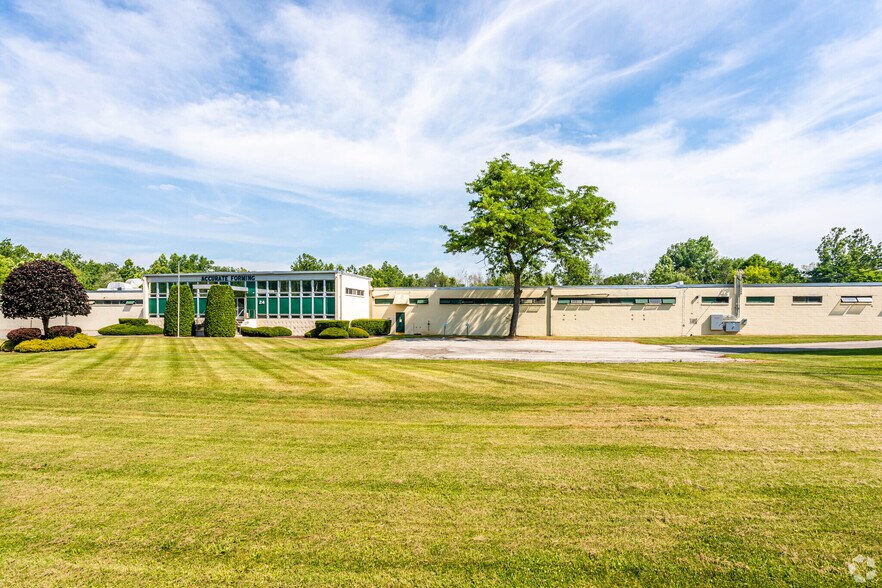 More Photos Of 24 Ames Blvd, Hamburg Warehouse For Sale