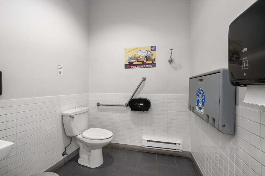 More Photos Of 4921 Wellington Rd, Nanaimo General Retail For Lease