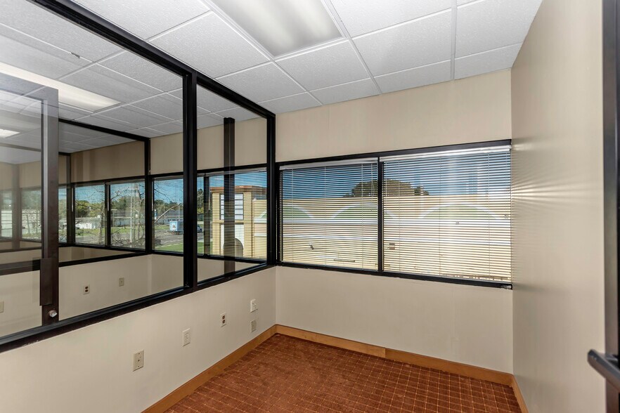 More Photos Of 5801 Ulmerton Rd, Clearwater Loft Creative Space For Lease