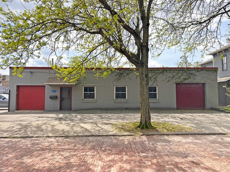 More Photos Of 225 E 10th St, Indianapolis Flex For Sale