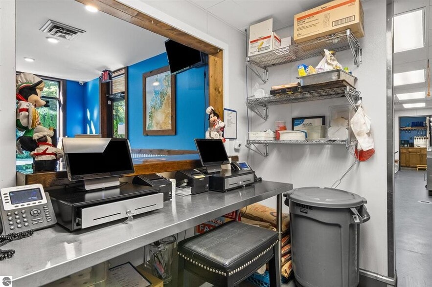 More Photos Of 11921 SE Torch Lake Dr, Alden Restaurant For Sale