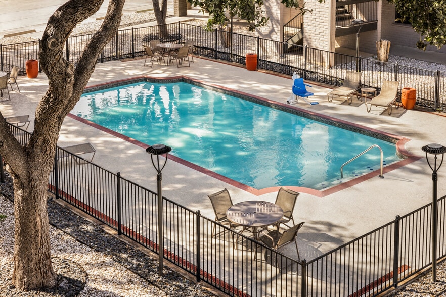 More Photos Of 12822 N Interstate 35, Live Oak Hotel For Sale