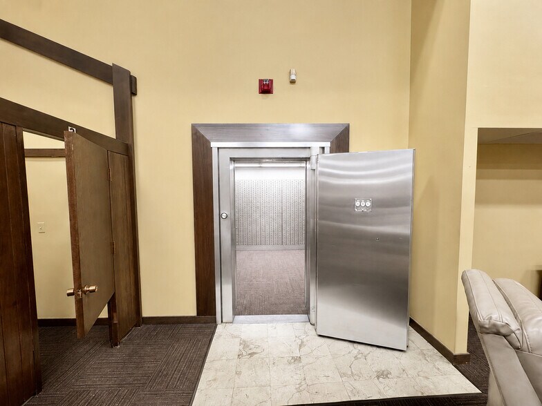 More Photos Of 1100 Spotsylvania St, New Athens Bank For Lease