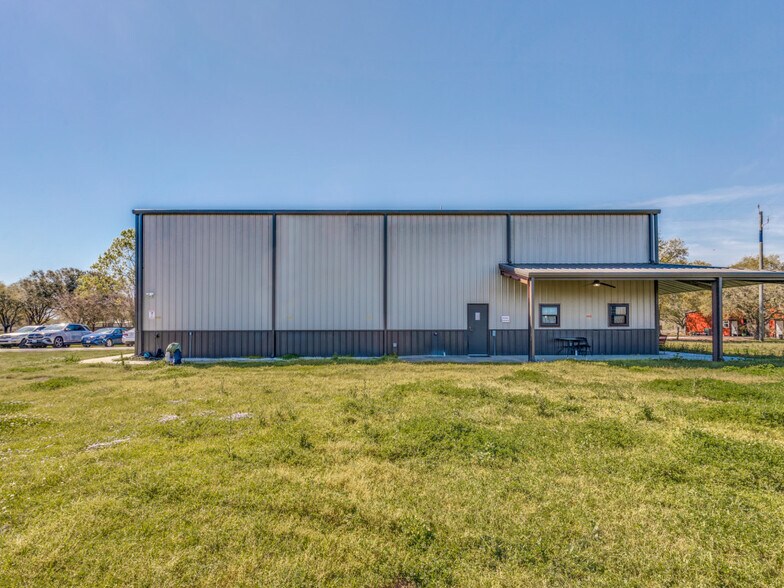 More Photos Of 10711 Hidden Lake Ln, Richmond Distribution For Sale