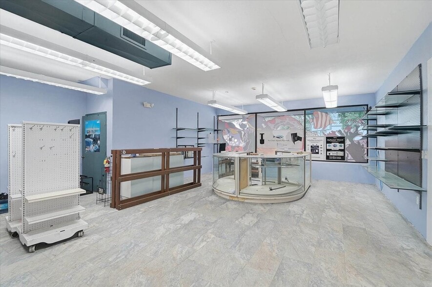 More Photos Of 2160 Gulf Gate Dr, Sarasota Storefront For Sale