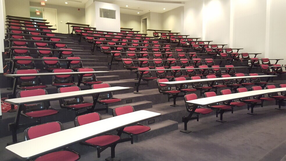 More Photos Of 1607 E Big Beaver Rd, Troy Office Residential For Lease