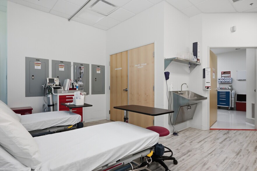 More Photos Of 5864 S Durango Dr, Las Vegas Medical For Sale