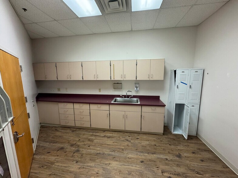 More Photos Of 5319 Hoag Dr, Sheffield Village Medical For Lease