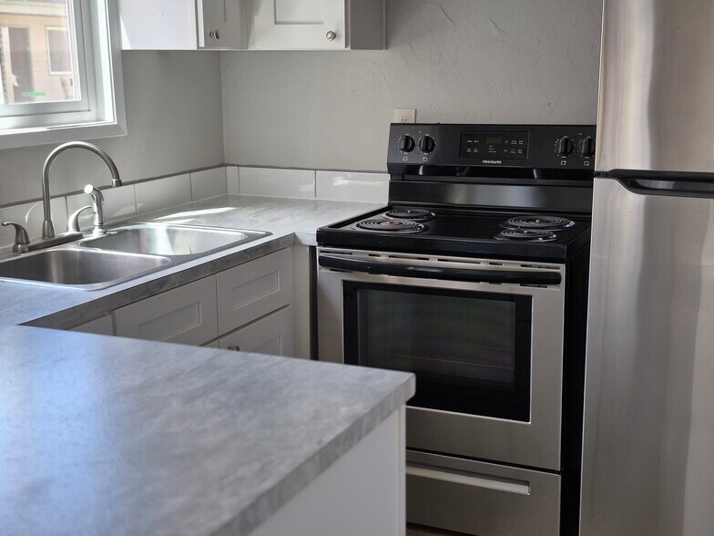 More Photos Of 455 W D St, Halsey Apartments For Sale
