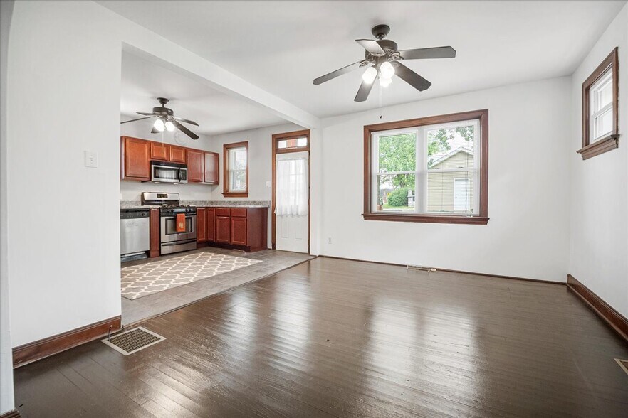 More Photos Of 8700 Gravois Rd, Saint Louis Storefront Retail Residential For Sale