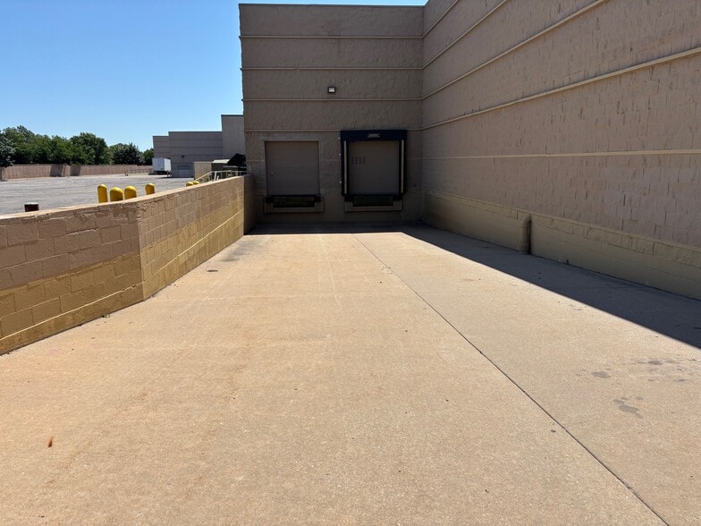 More Photos Of 6920-6930 W Kellogg Dr, Wichita Freestanding For Lease