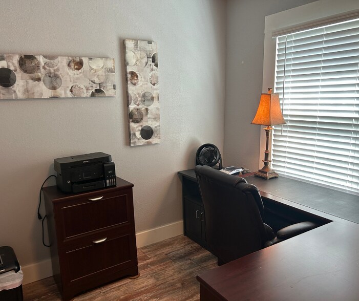 More Photos Of 1031 W Pearl St, Granbury Office Residential For Lease