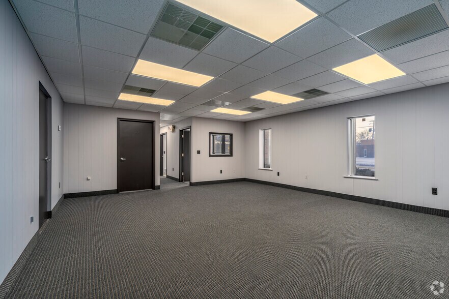 More Photos Of 16129 Common Rd, Roseville Warehouse For Lease