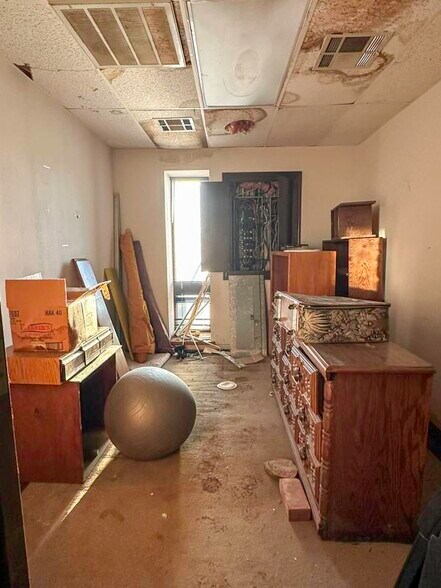 More Photos Of 17201 S Highway 81, Bison Warehouse For Sale