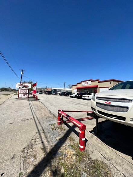 More Photos Of 2921 E Abram St, Arlington Manufacturing For Sale