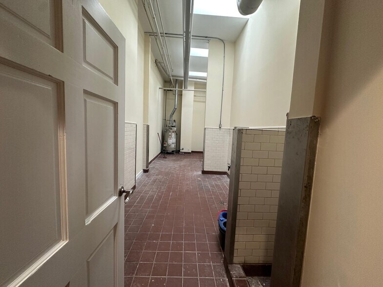 More Photos Of 32 N Market St, Charleston Storefront For Lease