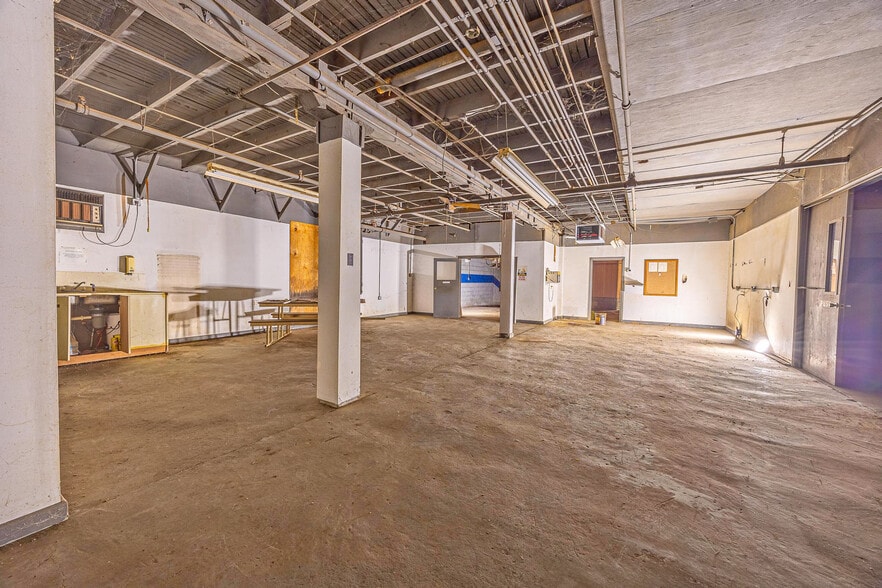 More Photos Of 213 W 1st St, Huntingburg Warehouse For Lease
