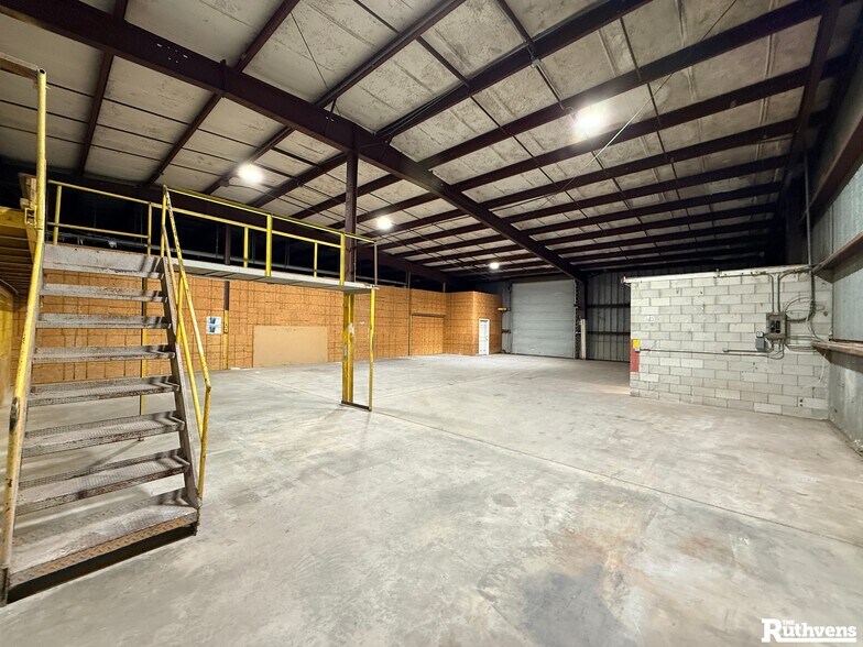 More Photos Of 1042 Hoover Rd, Winter Haven Warehouse For Lease