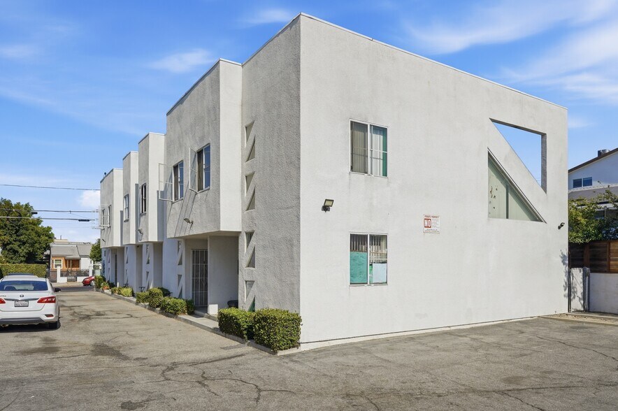 More Photos Of 6846 Gentry Ave, North Hollywood Apartments For Sale