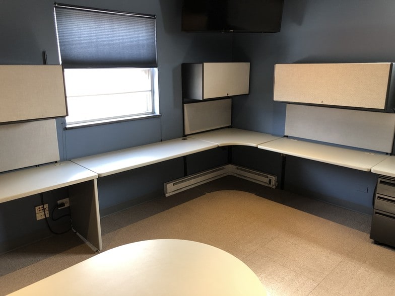 More Photos Of 512 Higgins Rd, Park Ridge Office For Lease