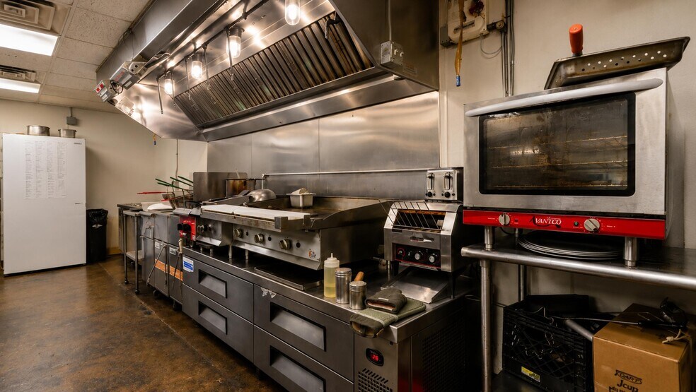 More Photos Of 409 Washington Ave, West Plains Flex For Sale