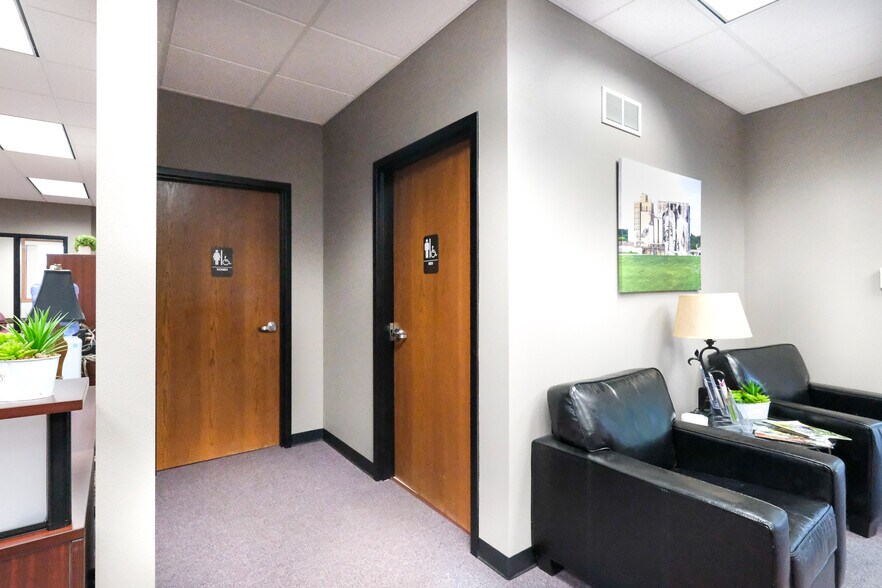 More Photos Of 40 Good Counsel Dr, Mankato Office For Sale
