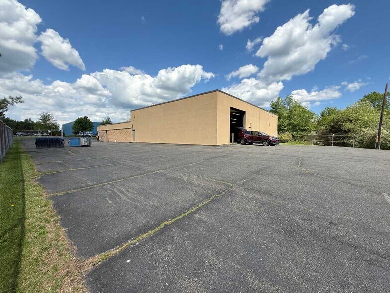More Photos Of 2075 Quaker Pointe Dr, Quakertown Light Manufacturing For Lease