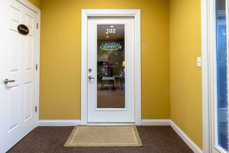 More Photos Of 6344 W Highway 146, Crestwood Medical For Lease