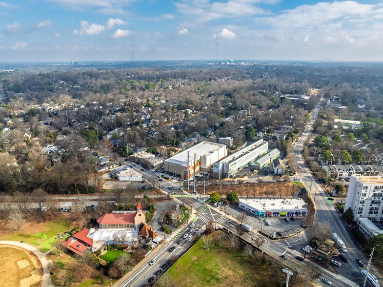 More Photos Of 597 Cooledge Ave NE, Atlanta Self Storage For Lease