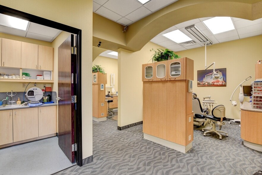 More Photos Of 8867 W Flamingo Rd, Las Vegas Office For Sale