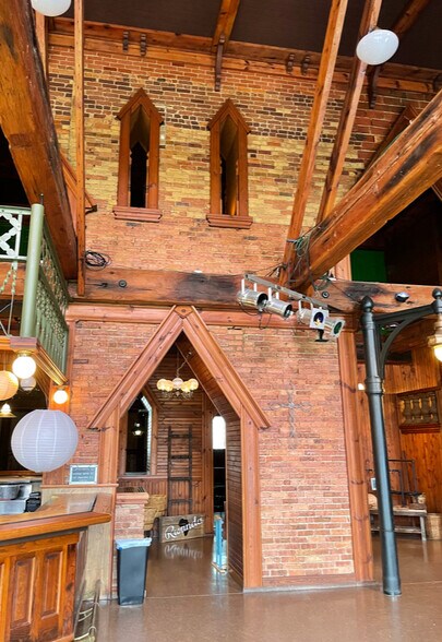 More Photos Of 448 Prospect St, Combined Locks Bar For Sale