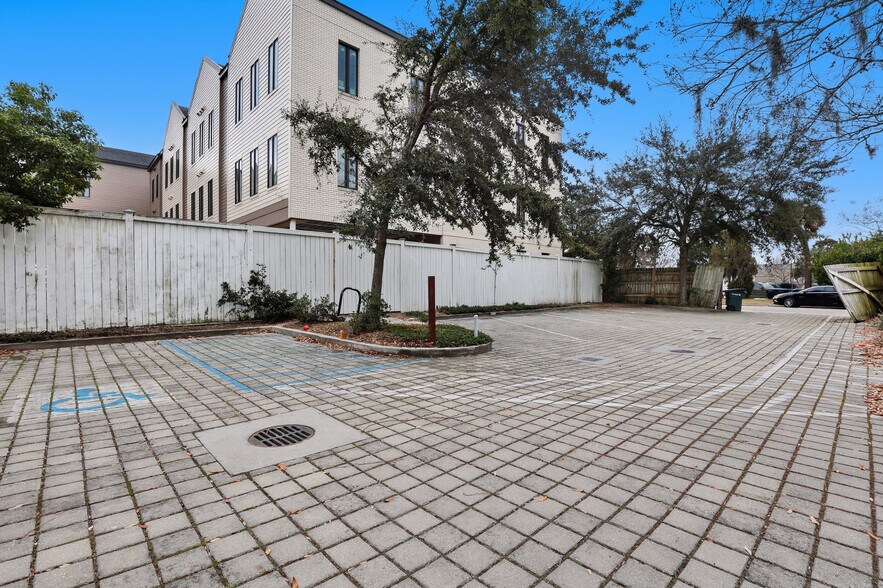 More Photos Of 422 W 43rd St, Savannah Storefront Retail Office For Lease