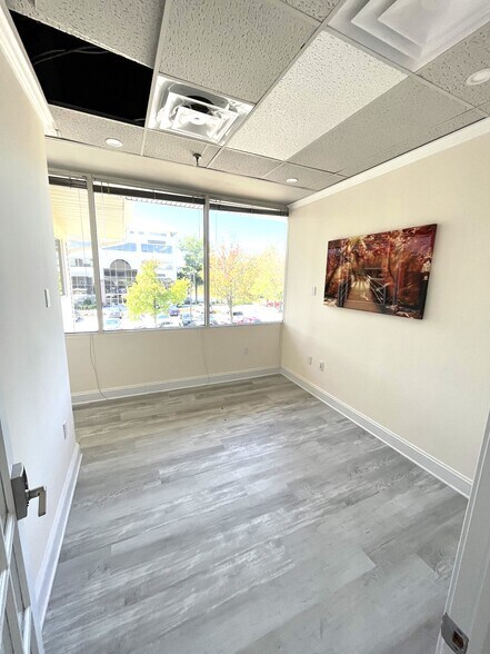 More Photos Of 20 Pidgeon Hill Dr, Sterling Medical For Lease