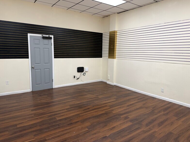 More Photos Of 2760 NW 36 St & 2825 NW 35 ST st, Miami Flex For Lease