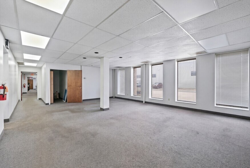 More Photos Of 32301 Howard Ave, Madison Heights Manufacturing For Lease