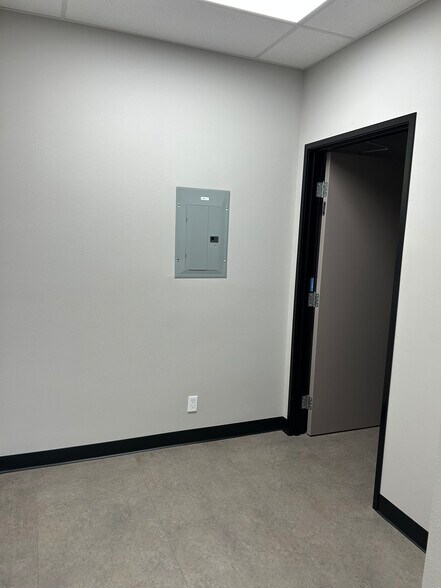 More Photos Of 671 Via Alondra, Camarillo Flex For Lease